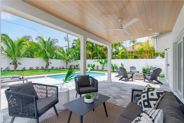 Covered patio with ceiling fan