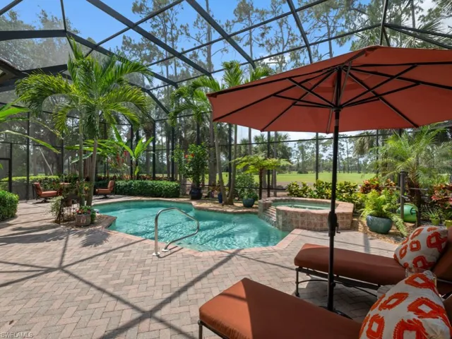 Large screen pool & Spa with gold view!