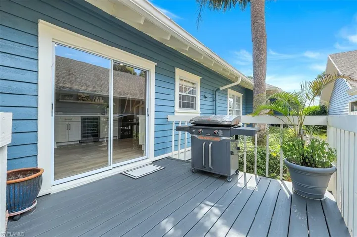 Deck off of kitchen