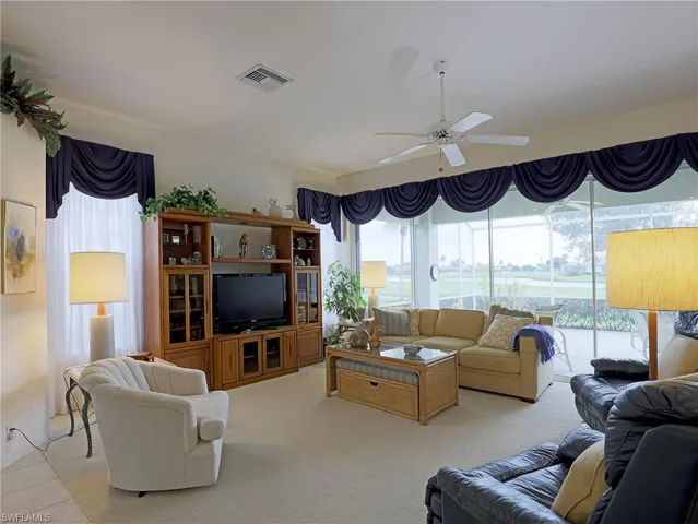 Livingroom with views of the golf course and lake