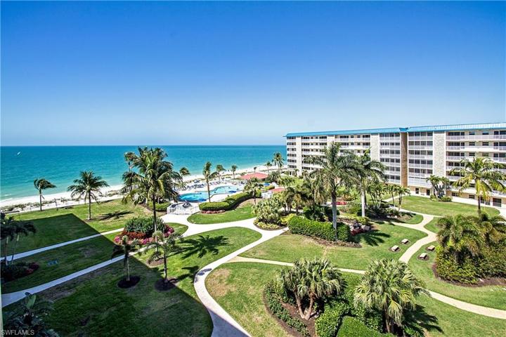 Acres of Tropical Land-lives like a resort!