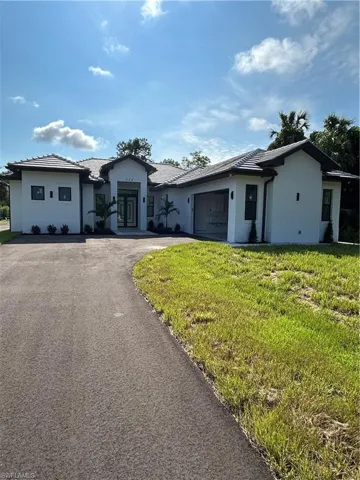 View of front of home featuring a front yard