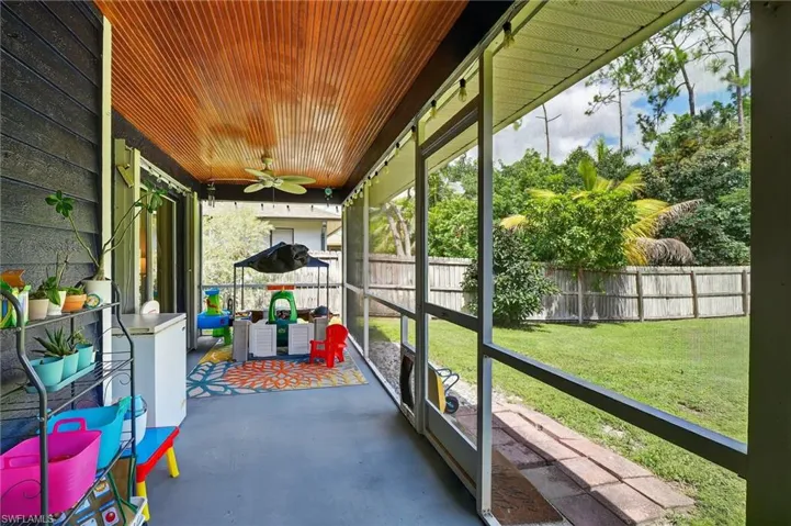 Sunroom / solarium featuring a ceiling fan