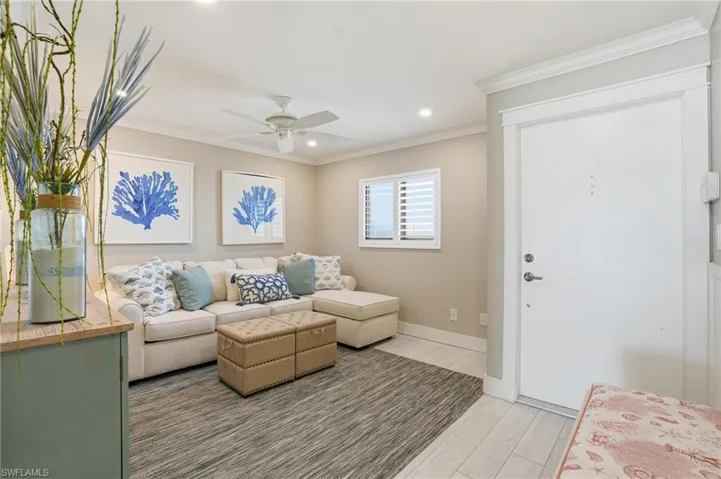 Living area featuring ornamental molding, light wood-style flooring, recessed lighting, and ceiling fan