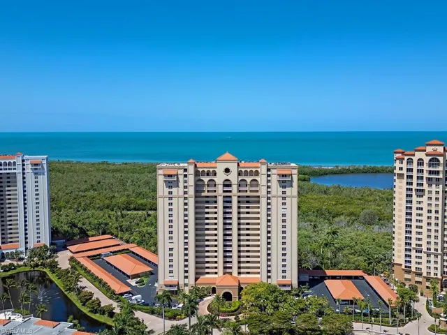 6585  Nicholas  BLVD, Naples, FL 34108