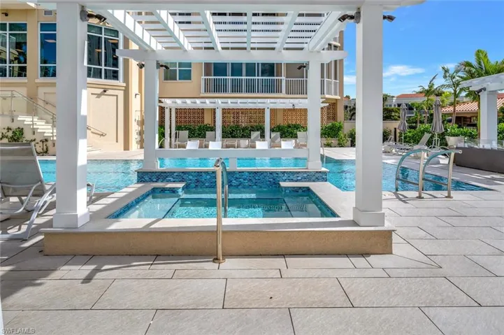 6585  Nicholas  BLVD, Naples, FL 34108