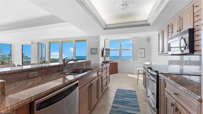6101  Pelican Bay  BLVD, Naples, FL 34108