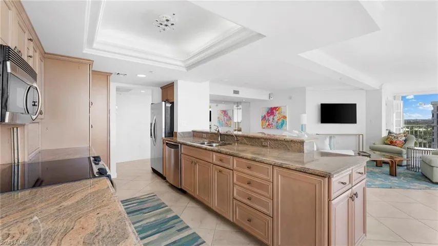 6101  Pelican Bay  BLVD, Naples, FL 34108