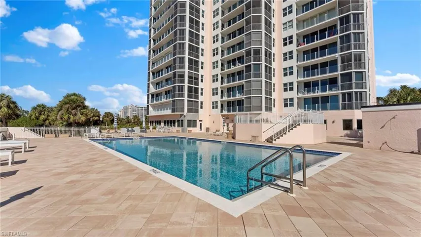6101  Pelican Bay  BLVD, Naples, FL 34108