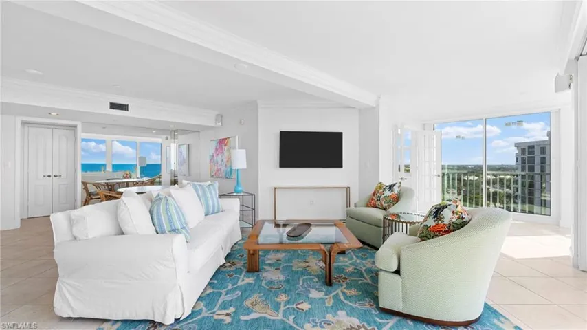6101  Pelican Bay  BLVD, Naples, FL 34108