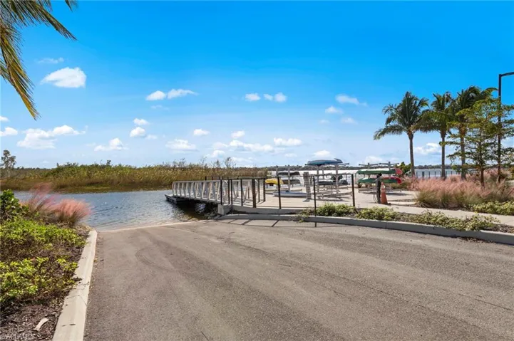 Paved boat ramp providing direct water access to Esplanada Como Lake. Launch your boat here.