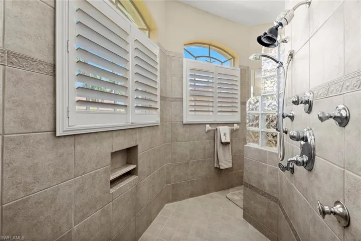 Large walk-thru shower