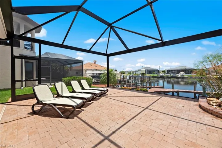 Extra seating area on lanai