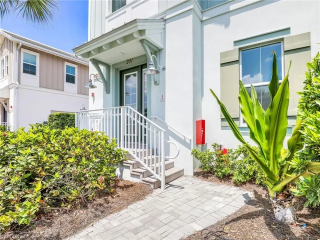 6589  Dominica  DR, Naples, FL 34113