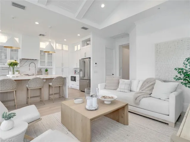 6589  Dominica  DR, Naples, FL 34113