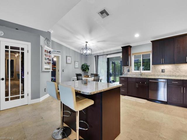 Kitchen w/ Island