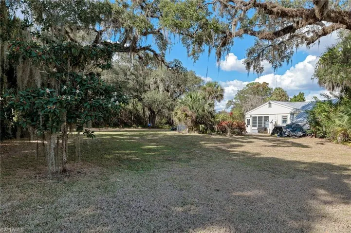 Almost half an acre with BEAUTIFUL Oak trees