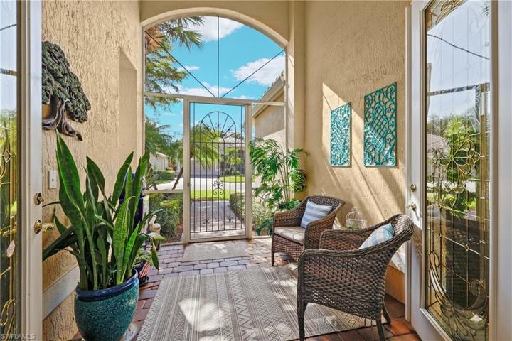 Screened in entryway-enjoy coffee in the morning