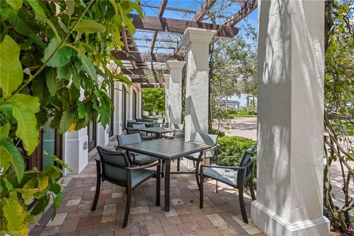 outdoor club dining