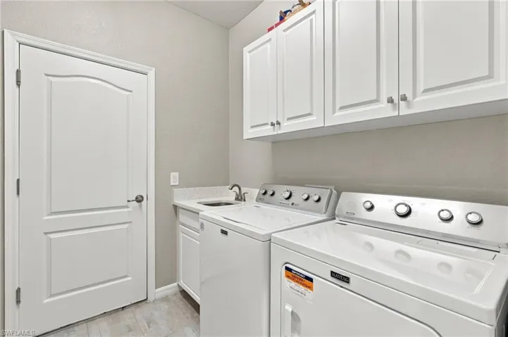 10081 Avalon Lake Cir, Fort Myers, Florida 33913
