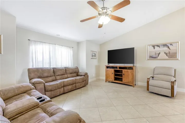 Great Room w/vaulted ceilings