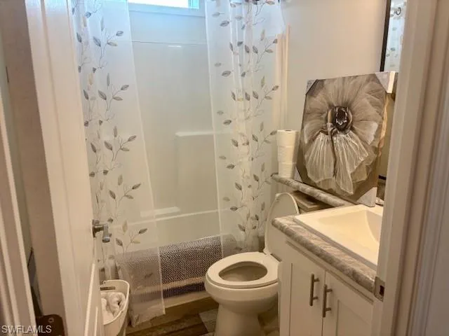2nd bathroom featuring tub/shower combo