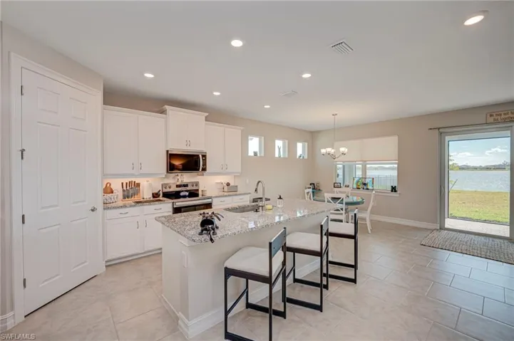KITCHEN/ISLAND