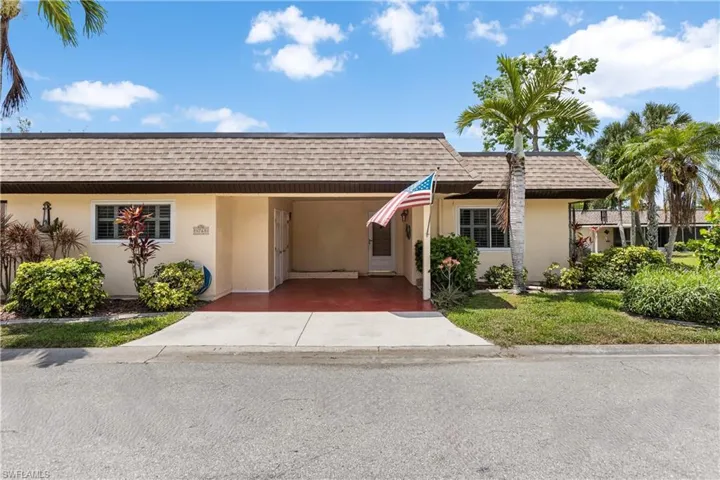 Ranch-style villa featuring a carport