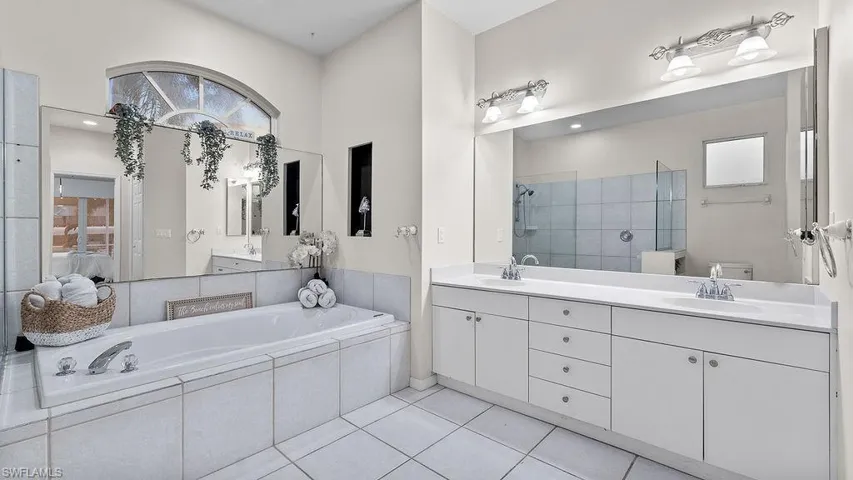 Soaking tub