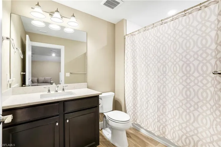 UPSTAIRS FULL BATH