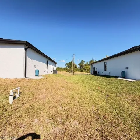 View of grassy yard