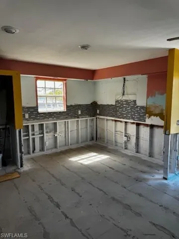 Kitchen featuring backsplash