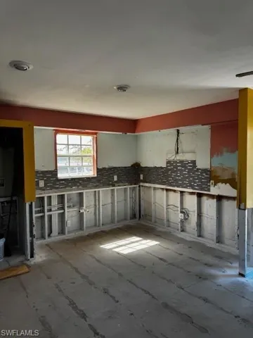 Kitchen with tasteful backsplash