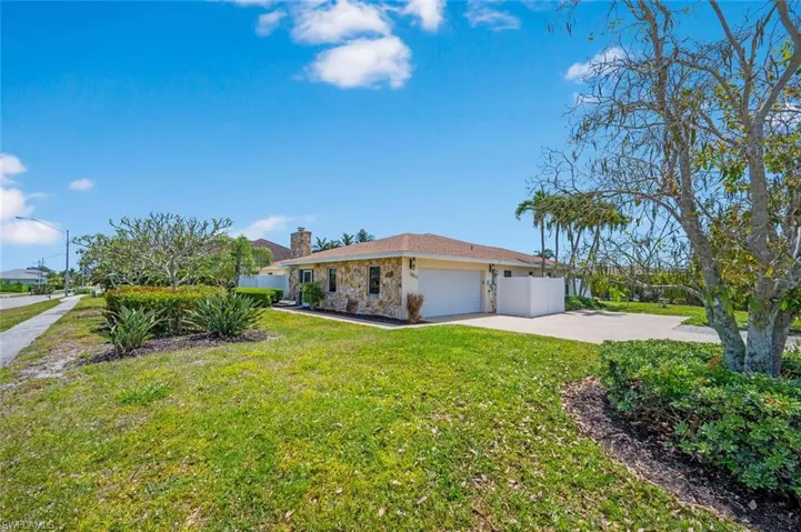 Easy driveway/garage entry from Sunset Street - No backing out onto San Marco!