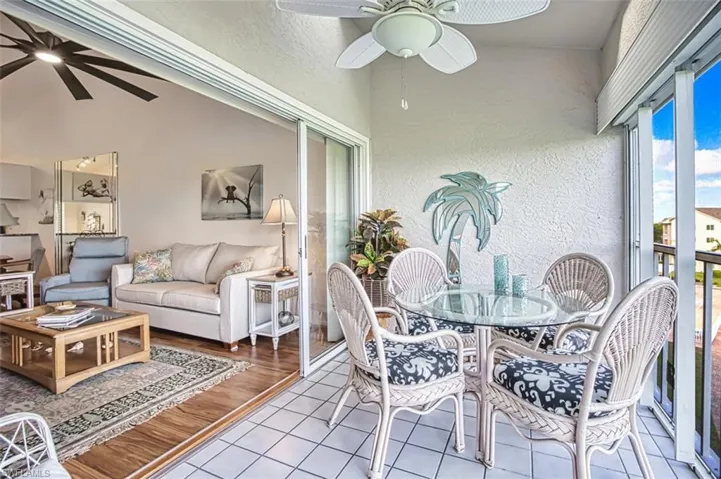 Sunroom with lofted ceiling