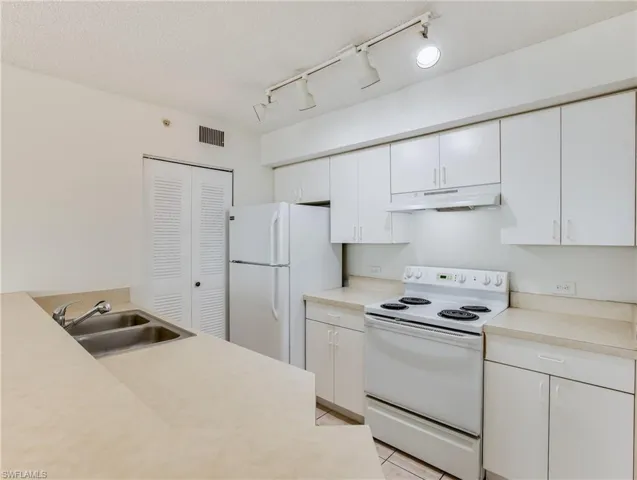8940 Colonnades CT E # 721, BONITA SPRINGS FL 34135