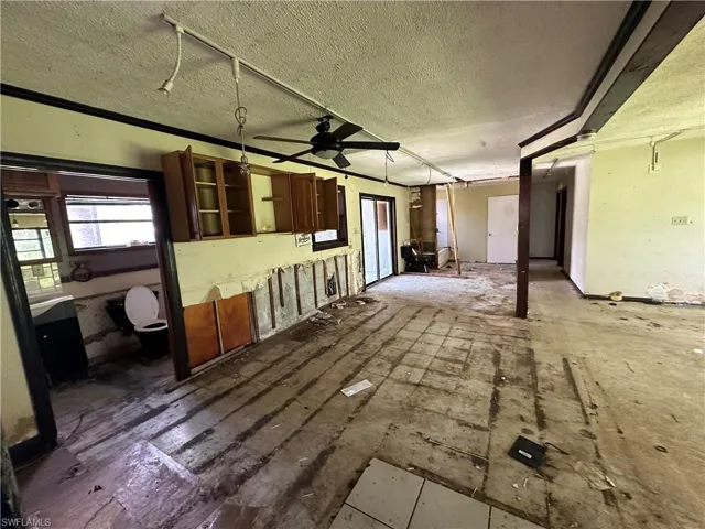 Miscellaneous room with a textured ceiling and ceiling fan