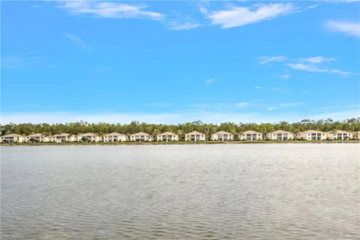 Crown Pointe's 37-acre spring-fed lake is the envy of all, consistently offering a stunning view. Did you know you can kayak, canoe, paddleboard, or even fish here? Make the most of it—it's yours to enjoy!