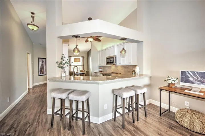 Breakfast / dining bar - open concept easy flow design