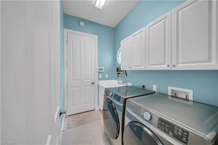 7672  Sussex  CT, Naples, FL 34113