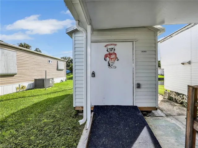 120  Torch  LN, North Fort Myers, FL 33917