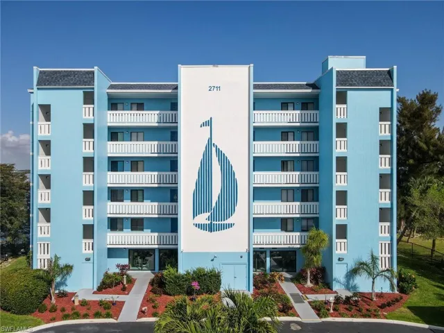 View of apartment building / complex