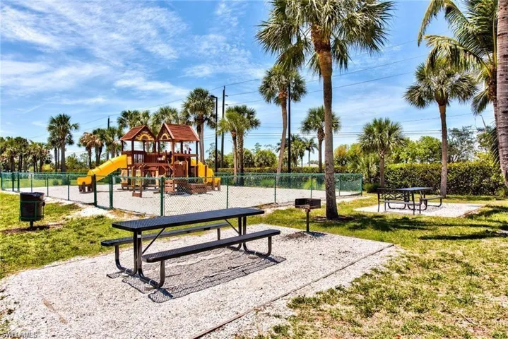 194 Santa Clara Dr 12, Naples, Florida 34104