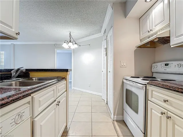 194 Santa Clara Dr 12, Naples, Florida 34104