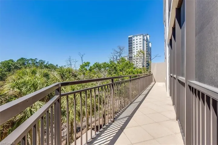 Additional balcony exclusive to 302