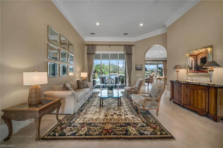 Beautiful views to the pool and lake...