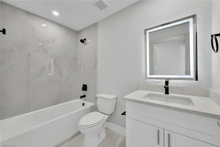 third guest bathroom/tercer bano de invitados