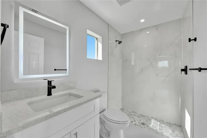 optional second owner's suite - private bath/segundo dormitorio principal - bano privado
