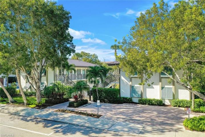 480  5th S ST, Naples, FL 34102