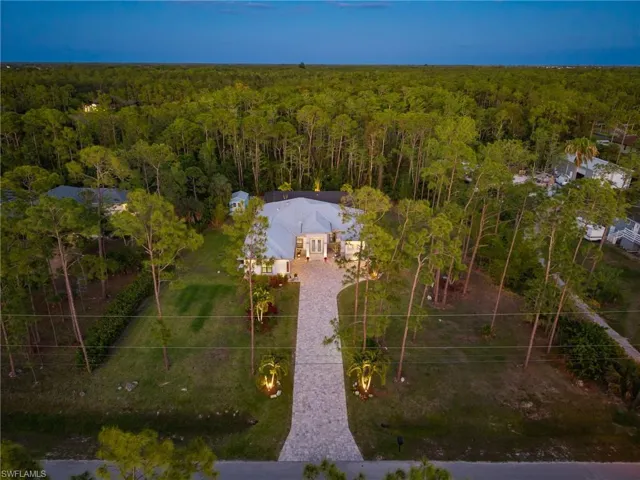 Located just 2 mins to the Promenade shopping/dining, less than 5 mins to Coconut Point, 15 mins to world-class beaches & 20 mins to RSW International Airport.